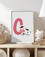 After Hover: C wie Cow - Kinderzimmer Deko in Weiß, Kuh Buchstaben-Illustration für Kinder