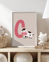 After Hover: C wie Cow in Beige, Tier Illustration mit Buchstabe für Kinder - Süße Kuh Zeichnung