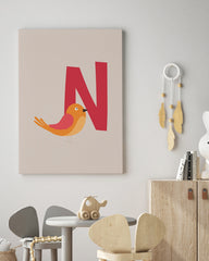 After Hover: N wie Nachtigall, ABC lernen, Buchstabe für Name, Beige Wanddekoration für Kinder