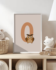 After Hover: O wie Owl, Süße Tier Illustration mit Buchstabe, Eulen Deko für Kinder in Beige - Englisches ABC