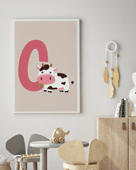 After Hover: C wie Cow, ABC Lernen Englisch, Kinder Buchstaben Dekoration in Beige mit weißem Rand