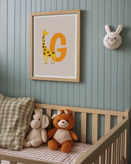 After Hover: Kinderzimmer Deko in Beige - G wie Giraffe, ABC Buchstaben für Namen, Zeichnung mit weißem Rand
