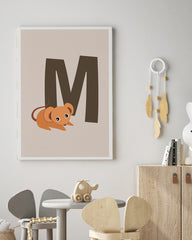 After Hover: Kinder Illustration M wie Maus, Namen- & Buchstaben Kinderzimmerdeko in Beige mit weißem Rand