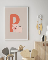 After Hover: P wie Pig, Englisches ABC Lernen, Süße Schwein Zeichnung für Kinder auf Beige mit weißem Rand