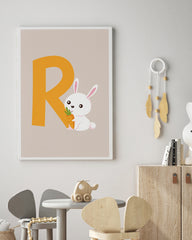 After Hover: Buchstabe R wie Rabbit, Hase Kinderzimmer Wanddekoration in Beige mit weißem Rand, Englisches ABC Lernen