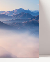 After Hover: Blaue Berge im Nebel