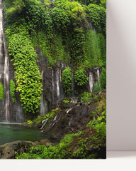 After Hover: Wasserfall im Regenwald