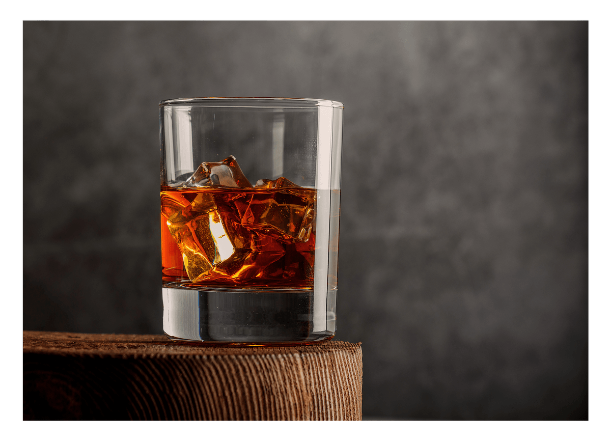 Whisky Glas mit Eiswürfeln - Edle Drink Fotografie