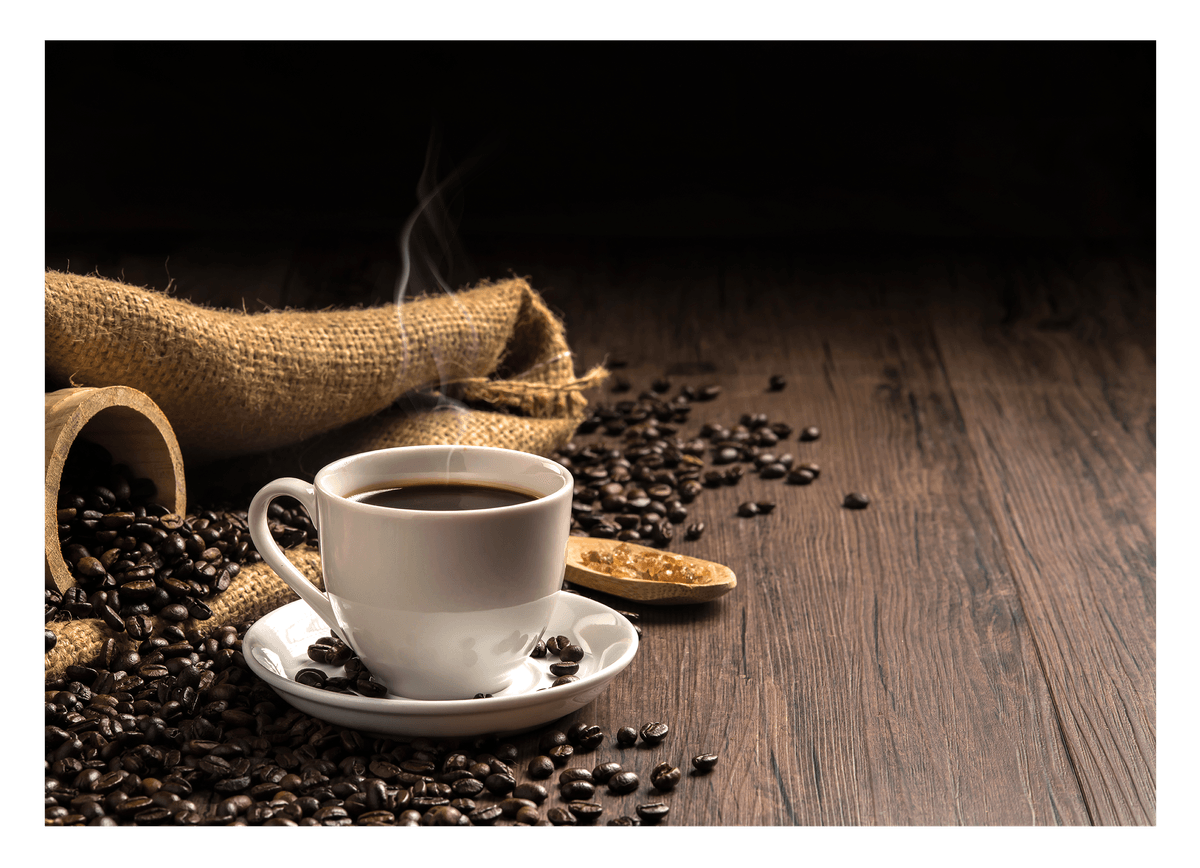 Frischer Kaffee neben Kaffeebohnen
