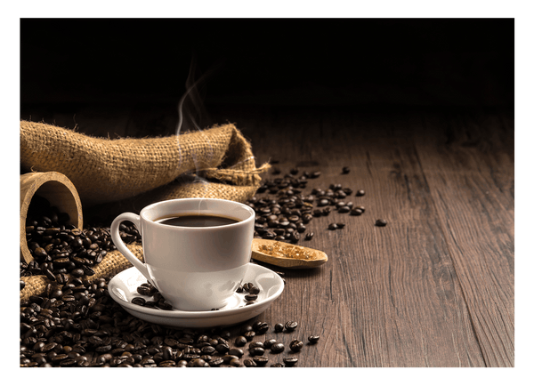Frischer Kaffee neben Kaffeebohnen