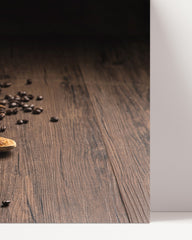 After Hover: Frischer Kaffee neben Kaffeebohnen