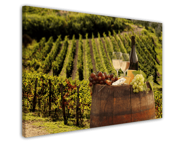 Weinflasche und Gläser im Weinbaugebiet - Idyllisches Ambiente