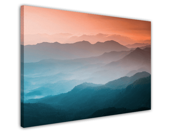 Berge im Sonnenuntergang mit Nebel