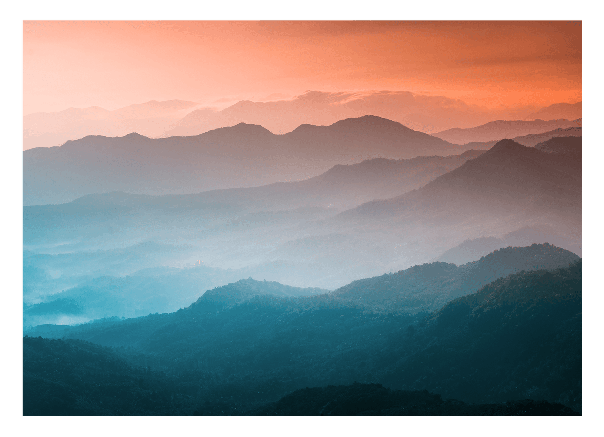 Berge im Sonnenuntergang mit Nebel