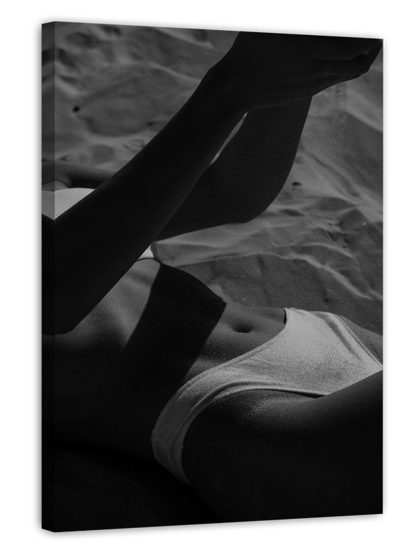 Frau am Strand - Schwarz-Weiß