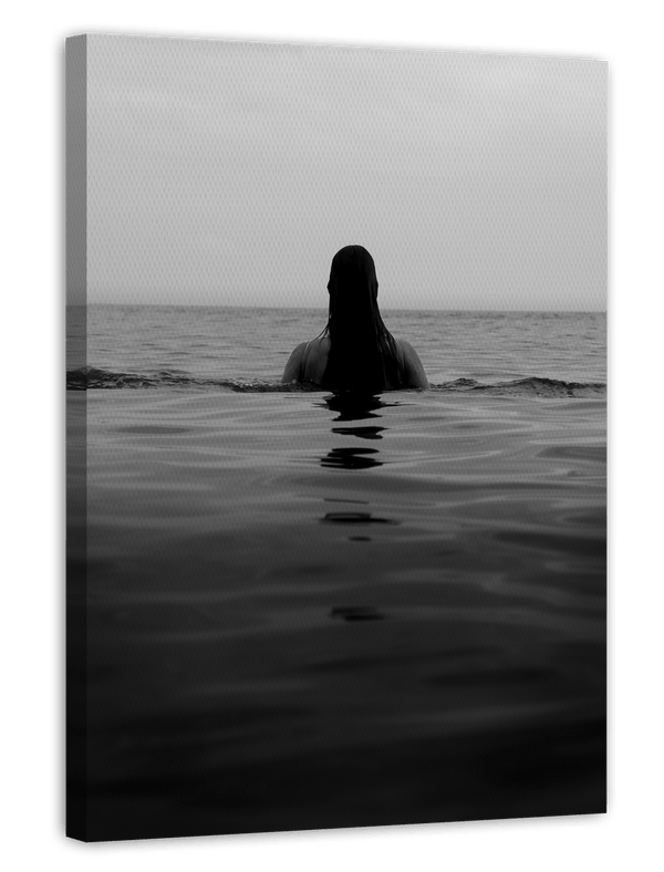 Frau im Meer - Schwarz-Weiß