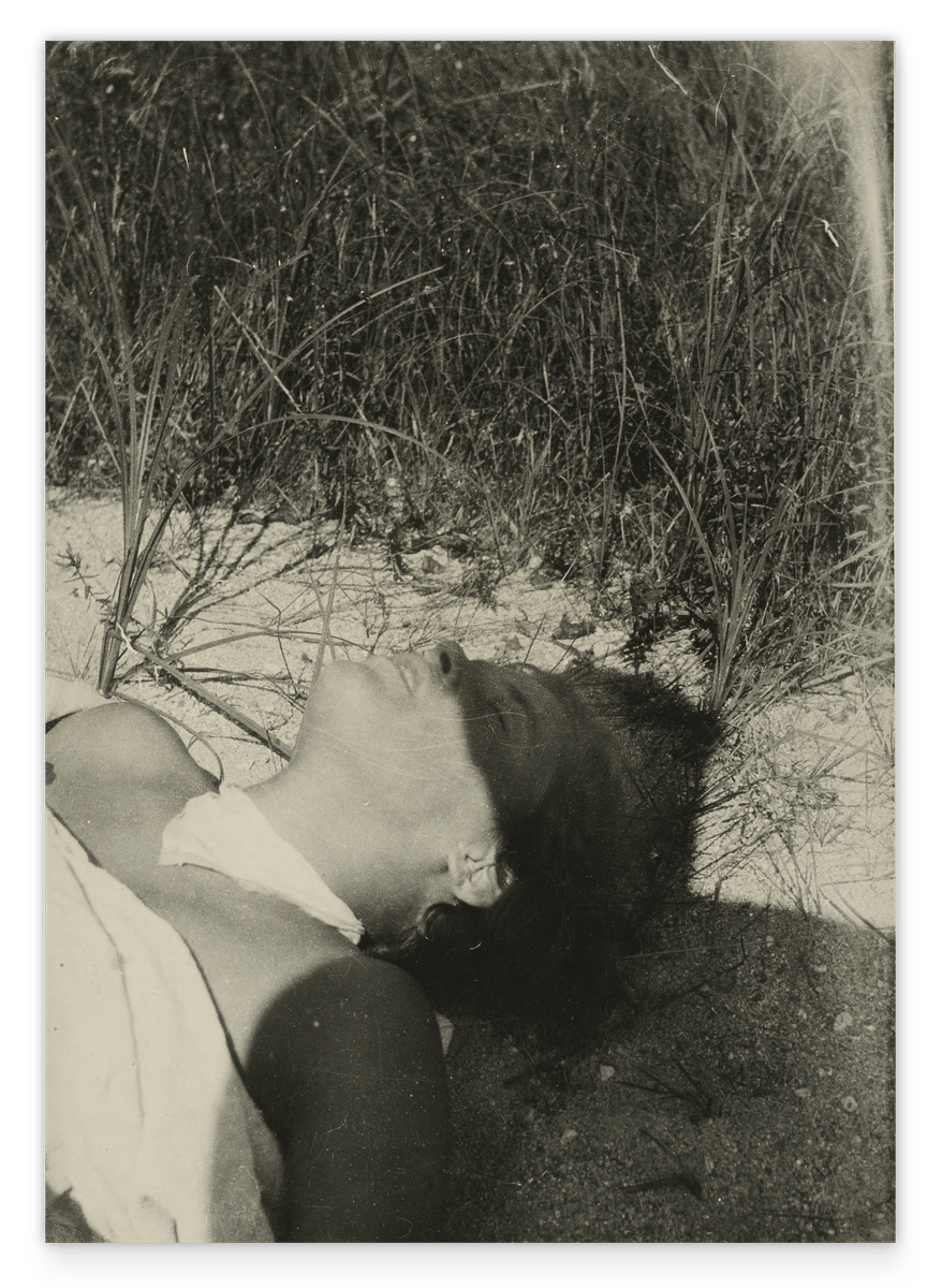 László Moholy Nagy - Schwarz-Weiß Fotografie - Frau am Strand