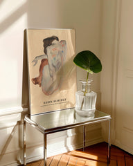 After Hover: Egon Schiele - Museum-Poster II Duckender Akt in Schuhen und in schwarzen Strümpfen
