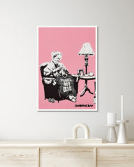 After Hover: Banksy - Museum-Poster Oma strickt Pullover mit Aufschrift: "Punks Not Dead"