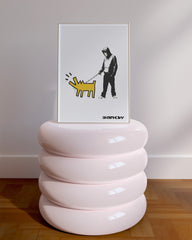After Hover: Banksy - Museum-Poster Mann mit bellendem Hund in Anlehnung an Keith Haring
