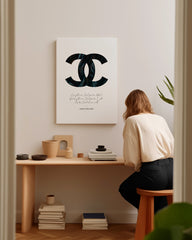 After Hover: Zitat von Coco Chanel - Mode-Ikone - Dunkles Muster