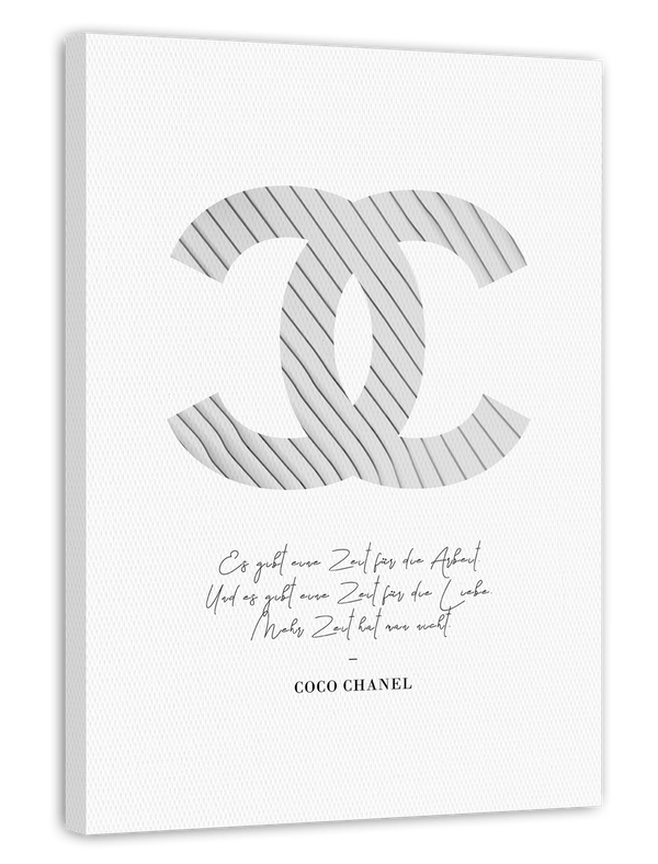 Mode - Coco Chanel Zitat mit weißem Nadelstreifen Stoff