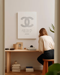 After Hover: Mode - Coco Chanel Zitat mit weißem Nadelstreifen Stoff