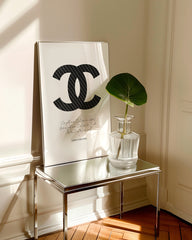 After Hover: Zitat von Coco Chanel - Mode-Ikone - Schwarz mit Nadelstreifen