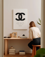 After Hover: Coco Chanel Mode Label - Zitat mit schwarzem Logo