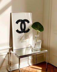 After Hover: Coco Chanel Mode Label - Zitat mit schwarzem Logo