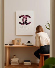 After Hover: Mode Logo mit rosa Blumen - Zitat von Coco Chanel auf Deutsch