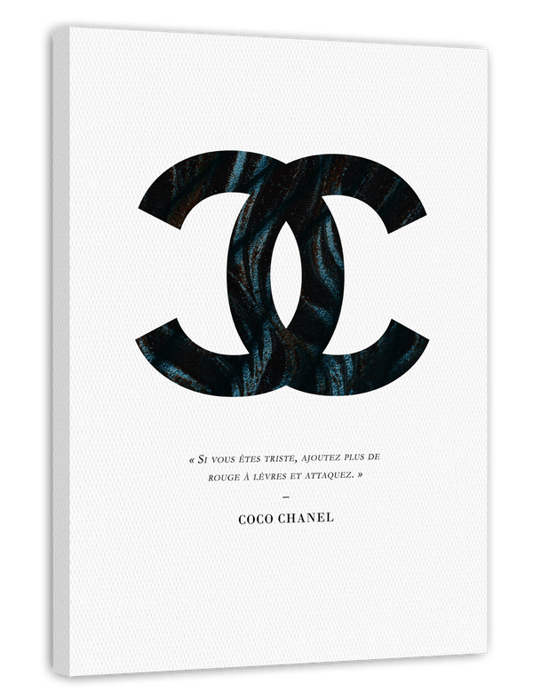 Coco Chanel Logo mit dunklem Muster und Zitat