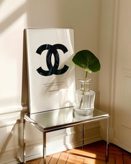 After Hover: Coco Chanel Logo mit dunklem Muster und Zitat
