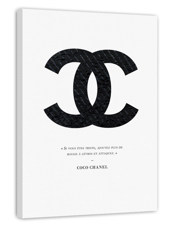 Coco Chanel Logo mit dunklen Nadelstreifen - Zitat der Mode-Ikone