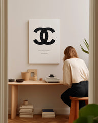After Hover: Coco Chanel Logo mit dunklen Nadelstreifen - Zitat der Mode-Ikone