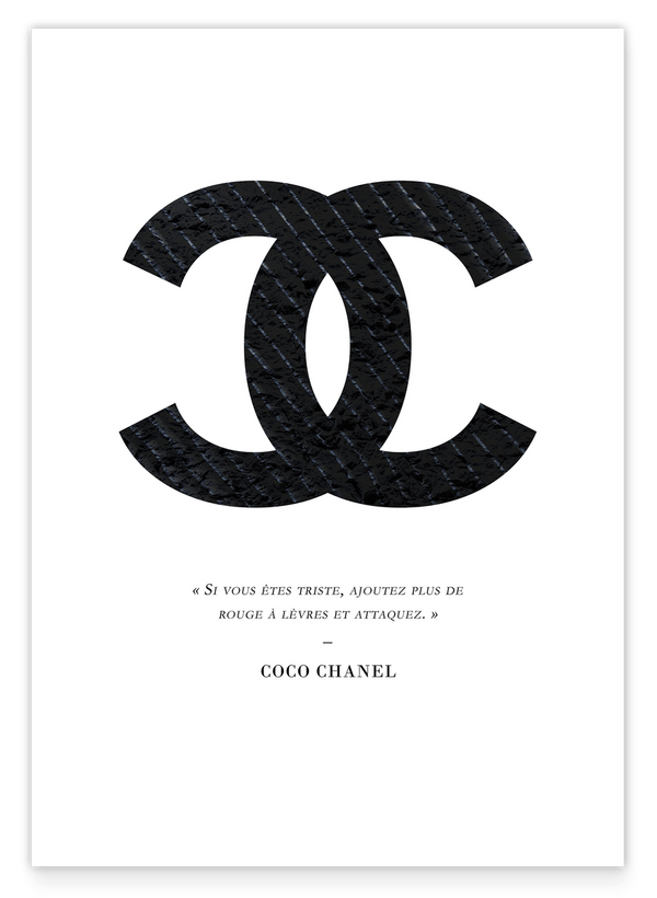 Coco Chanel Logo mit dunklen Nadelstreifen - Zitat der Mode-Ikone