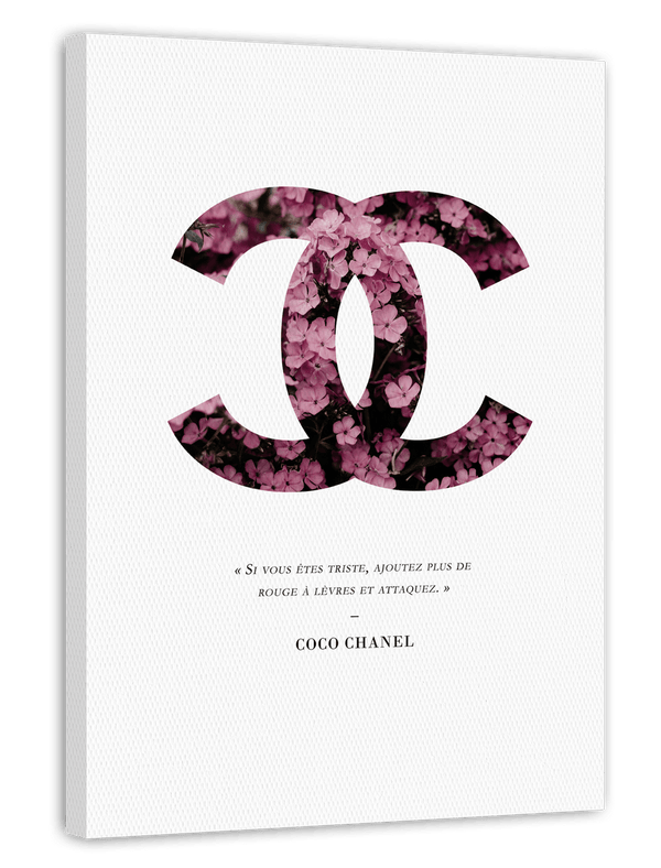 Zitat von Coco Chanel mit rosa Blumen