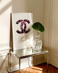 After Hover: Zitat von Coco Chanel mit rosa Blumen