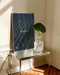After Hover: Mode Vogue Paris mit dunklem Muster
