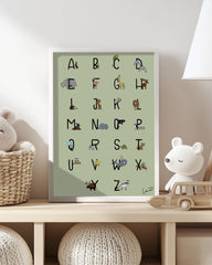 After Hover: ABC Poster mit Tieren in Grün - Deutsches Alphabet