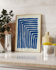 After Hover: Abstrakte Dreiecke: Geometrische Pinselstriche in Blau
