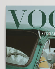 After Hover: Vogue Retro Revival - Model im grünen Oldtimer