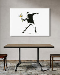 After Hover: Banksy - Autonomer wirft mit Blumenstrauß statt Molotow