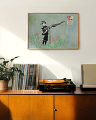 After Hover: Banksy - Kind Junge schießt mit Farbstiften auf Fahrverbots-Schild Graffiti cool hip stylisch