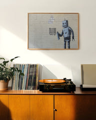 After Hover: Banksy - Roboter Robot sprüht Bar-Code auf Wand Graffiti-Wandbild cool stylisch modern urban