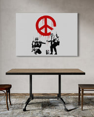 After Hover: Banksy - Soldaten malen Peace Symbol soldiers Peace heller Hintergrund
