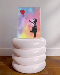 After Hover: Banksy Mädchen mit Herz Luftballon auf buntem Hintergrund - Moderner Street-Art Kunstdruck