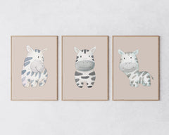After Hover: Poster-Set "Süße Zebras" auf braunem Hintergrund